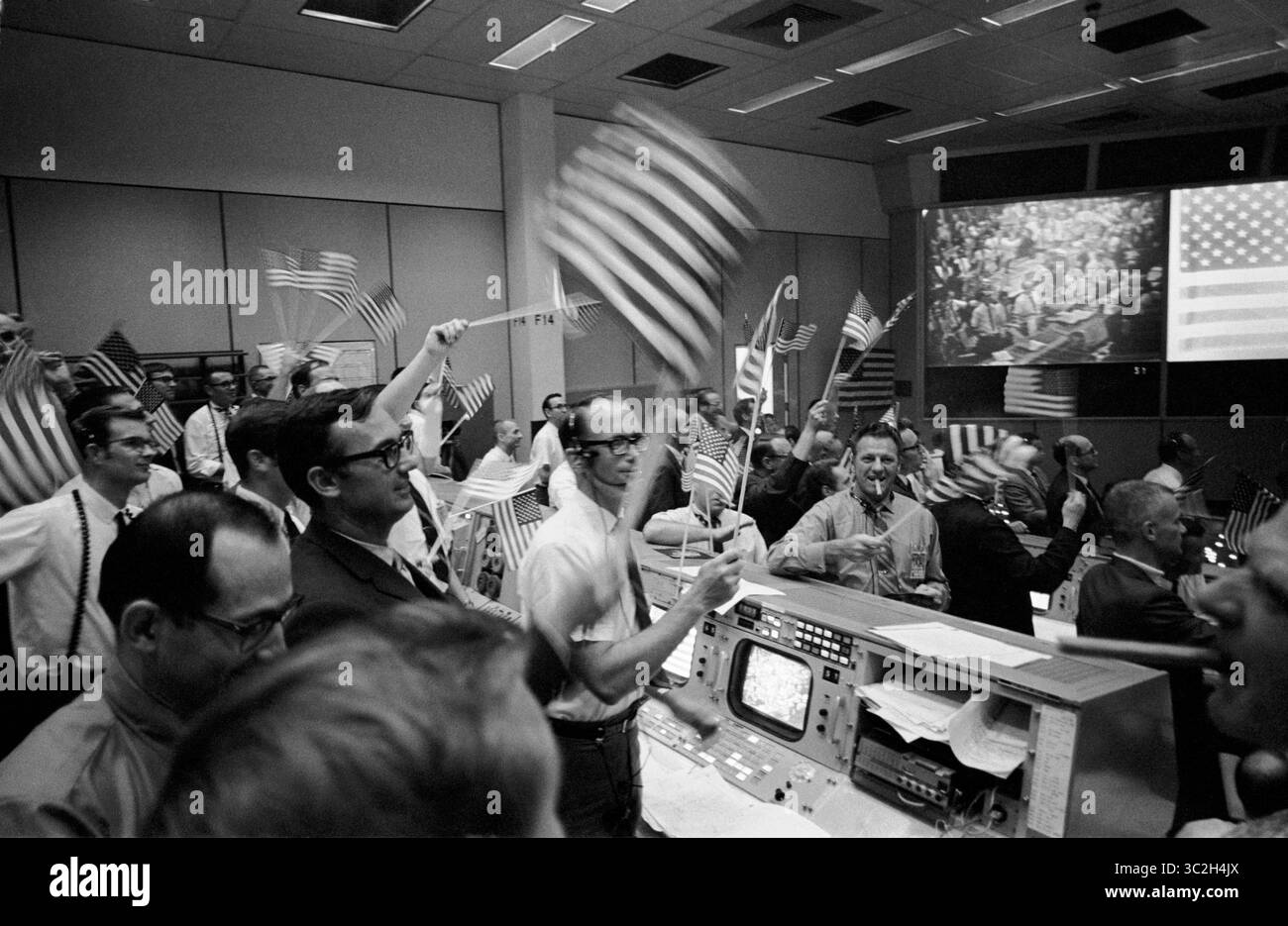 20. Juli 1969 - Florida, USA - Gesamtansicht des Mission Operations Control Room (MOCR) im Mission Control Center (MCC), Gebäude 30, bemannte Raumfahrtzentrum (MSC), wo die Fluglotsen den erfolgreichen Abschluss der Mondlandungsmission Apollo 11 feiern. (Kreditbild: © NASA/ZUMA Wire/ZUMAPRESS.com) Stockfoto