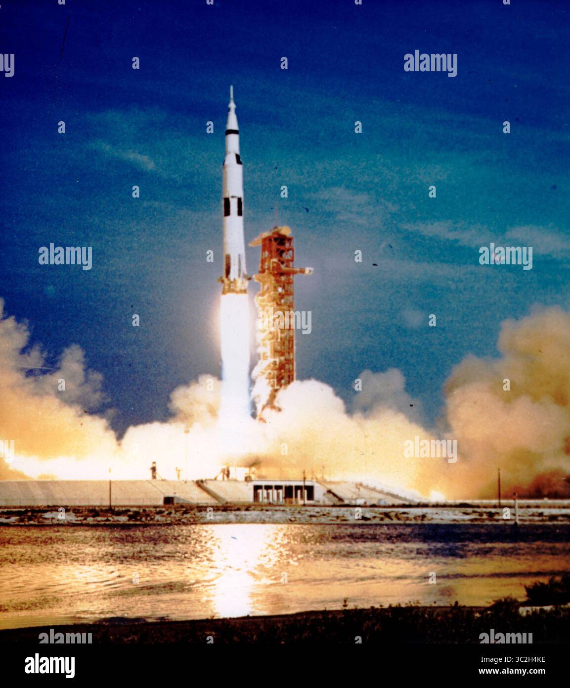 16. Juli 1969 – Florida, USA – die Apollo 11-Mission, die erste bemannte Mondmission, startete vom Kennedy Space Center, Florida über das Marshall Space Flight Center (MSFC), entwickelte am 16. Juli 1969 ein Trägerrakete Saturn V und kehrte am 24. Juli 1969 sicher zur Erde zurück. Das Saturn V-Fahrzeug verursachte einen Holocaust von Flammen, als es von seinem Startplatz am Launch Complex 39 stieg. Die 363 Fuß hohe, 6.400.000 Pfund schwere Rakete schleuderte das Raumschiff in die Parkbahn der Erde und legte es dann auf die Flugbahn zum Mond für die erste Mondlandung des Menschen. An Bord des Raumfahrzeugs waren die Astronauten Neil A. Armstrong Stockfoto