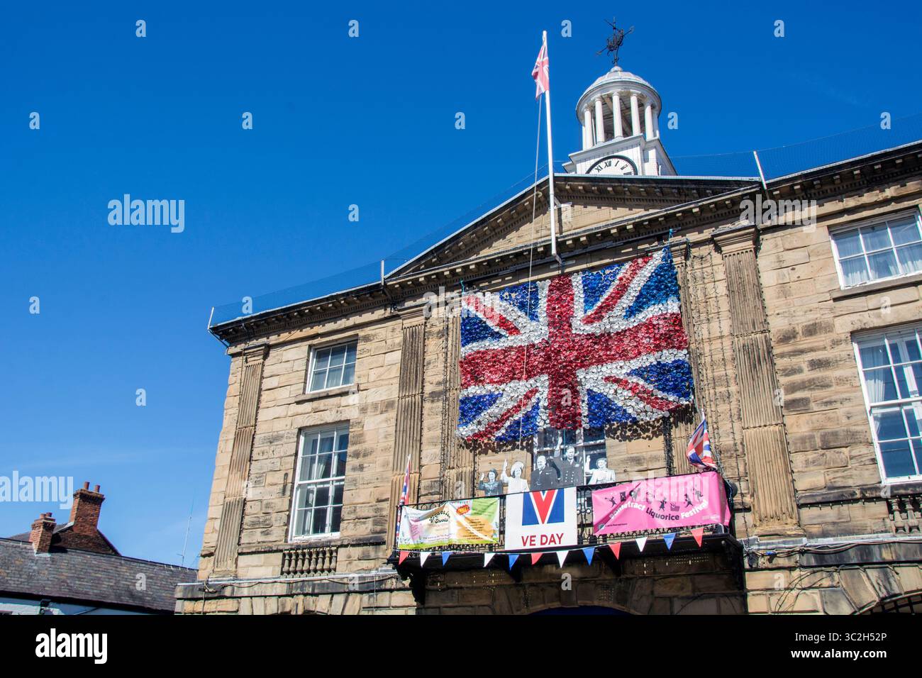 simulation am VE Day erschien Winston Churchill auf dem Palastbalkon neben König George VI., Königin Elizabeth und Prinzessinnen Elizabeth und Margare Stockfoto