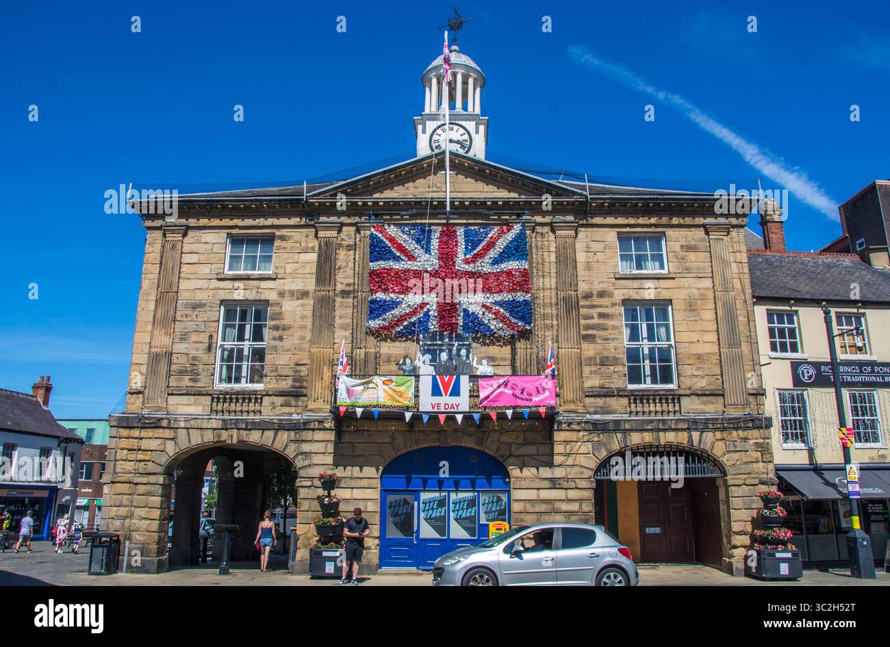 simulation am VE Day erschien Winston Churchill auf dem Palastbalkon neben König George VI., Königin Elizabeth und Prinzessinnen Elizabeth und Margare Stockfoto