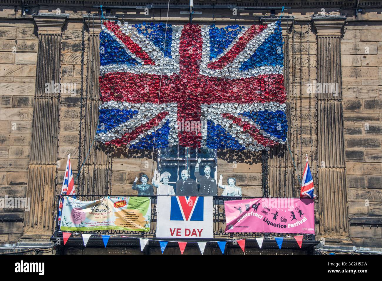 simulation am VE Day erschien Winston Churchill auf dem Palastbalkon neben König George VI., Königin Elizabeth und Prinzessinnen Elizabeth und Margare Stockfoto
