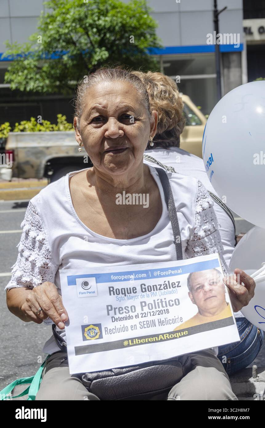 Juni 20, 2019 - Caracas, Miranda, Venezuela - Familie Mitglied einer der Venezolanischen politischen Gefangenen in den Protest. An diesem Donnerstag, den 20. Juni, der Organisation Foro strafrechtlichen forderten die Freilassung aller politischen Gefangenen in Venezuela, im Zusammenhang mit dem Besuch des Hohen Kommissars für Menschenrechte, Michelle Bachelet. Die Aktivität nahm an der UNDP (Entwicklungsprogramm der Vereinten Nationen) Hauptsitz in Los Palos Grandes, Caracas statt. Venezuela (Credit Bild: © Jimmy Villalta/ZUMA Draht) Stockfoto