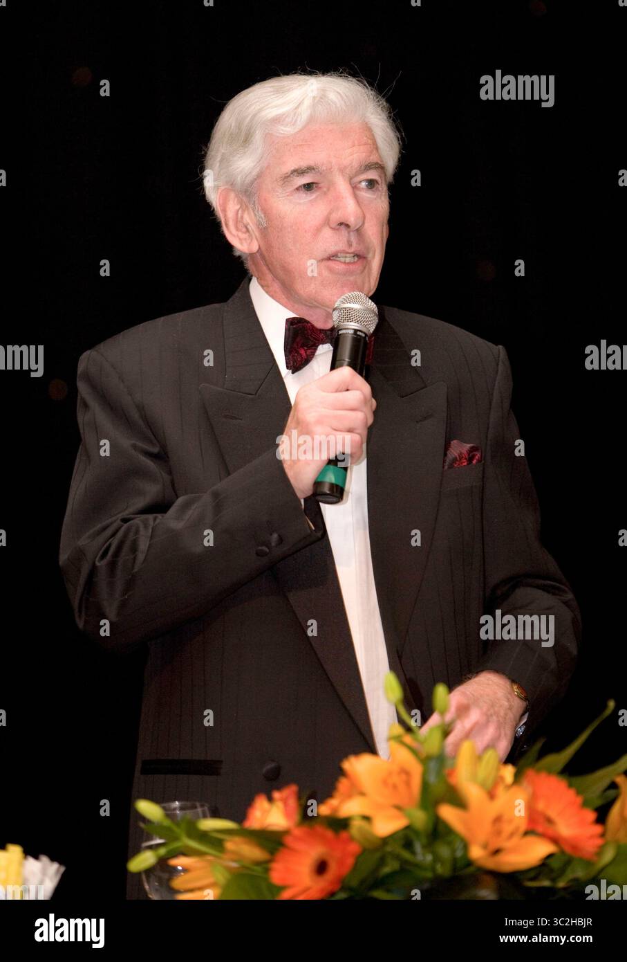 Tom O'Connor hält eine Rede nach dem Abendessen im Palace Hotel in Manchester - Dezember 2009 Stockfoto