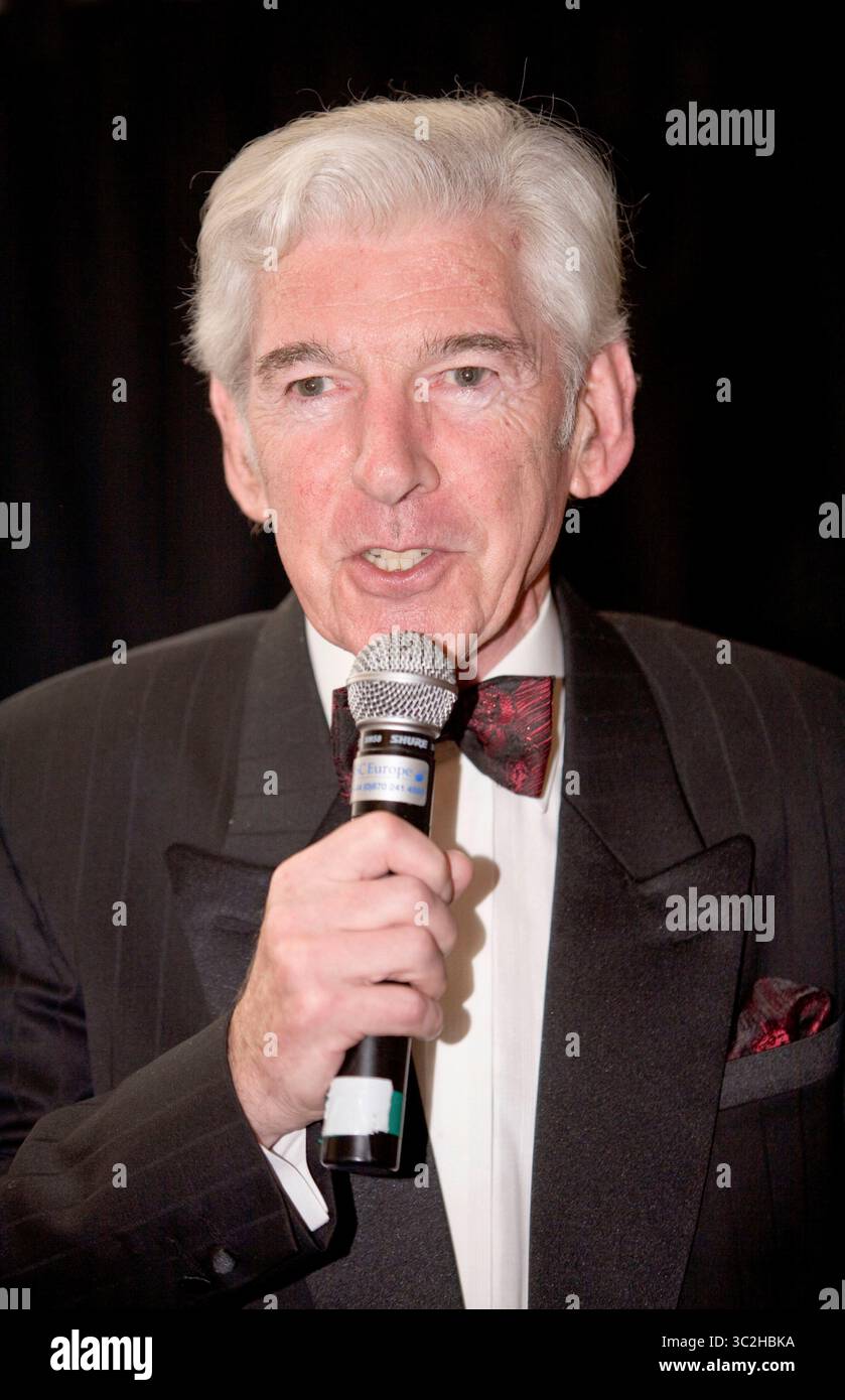Tom O'Connor hält eine Rede nach dem Abendessen im Palace Hotel in Manchester - Dezember 2009 Stockfoto
