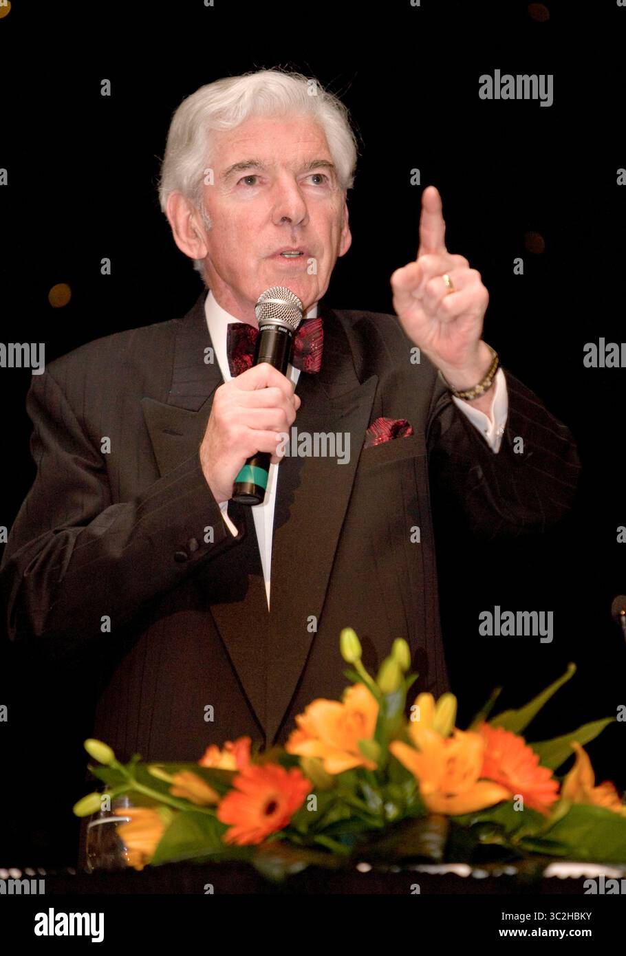 Tom O'Connor hält eine Rede nach dem Abendessen im Palace Hotel in Manchester - Dezember 2009 Stockfoto
