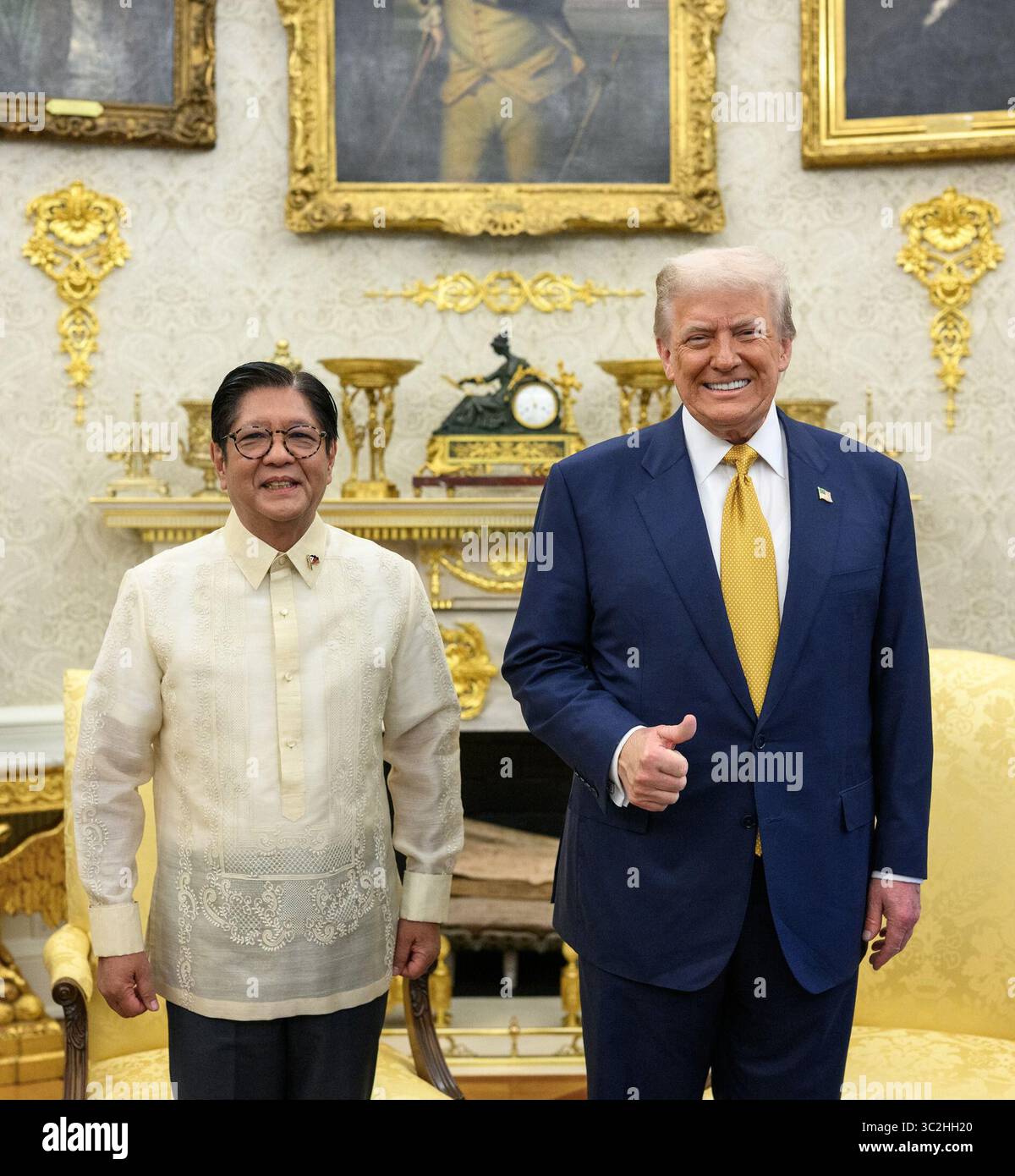 Präsident Donald J. Trump posiert am 22. Juli 2025 mit dem philippinischen Präsidenten Ferdinand „Bongbong“ Marcos Jr. im Oval Office des Weißen Hauses. Der Besuch gipfelte in einem bilateralen Treffen, bei dem Trump ein wegweisendes Handels- und Sicherheitsabkommen ankündigte, einschließlich eines reduzierten Zolls von 19 % auf philippinische Importe und einer verstärkten militärischen Zusammenarbeit angesichts steigender Spannungen im Südchinesischen Meer. Stockfoto