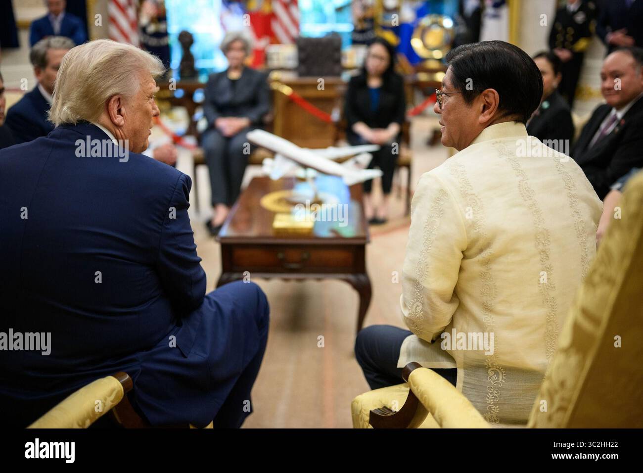 Präsident Donald J. Trump trifft sich im Oval Office mit dem philippinischen Präsidenten Ferdinand Marcos Jr., um bilaterale Beziehungen, Verteidigungszusammenarbeit und wirtschaftliche Partnerschaften zu diskutieren. Juli 2025. Bild mit freundlicher Genehmigung des Weißen Hauses. Stockfoto