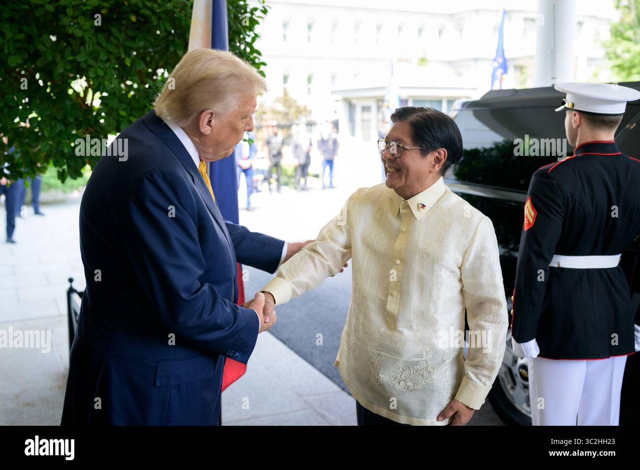 Präsident Donald Trump begrüßt den Präsidenten Ferdinand Marcos Jr. der Philippinen am Dienstag, den 22. Juli 2025, in der Lobby des Westflügels des Weißen Hauses. (Offizielles Foto des Weißen Hauses von Daniel Torok) Stockfoto