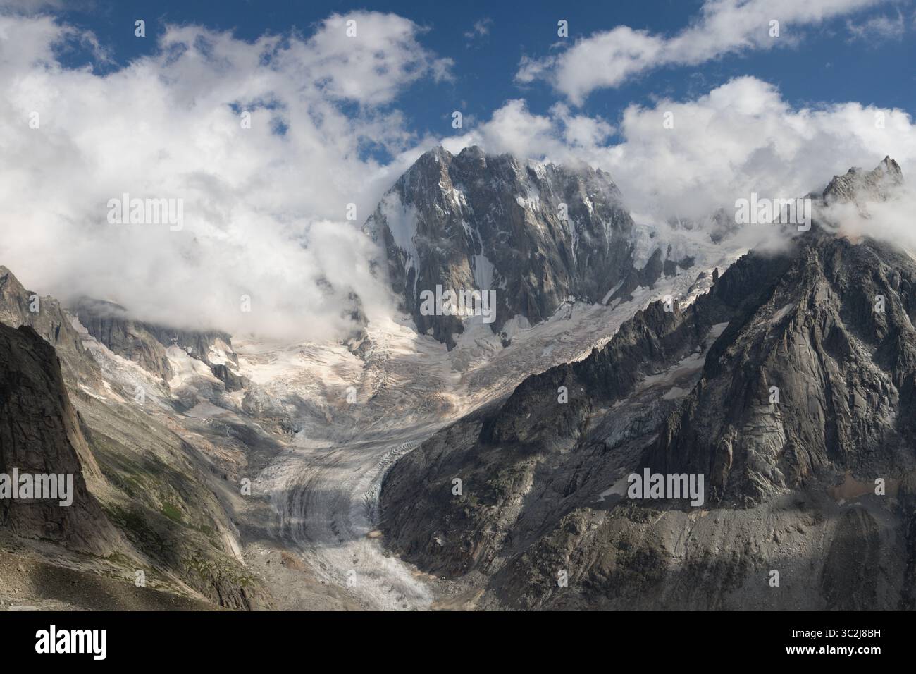 Der Grand Jorasses ist im Abendlicht am Höhepunkt. Stockfoto