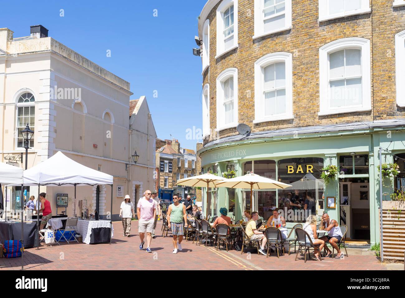 Margate Old Town Square mit dem eingelegten Fox Restaurant und Essen im Freien auf dem Market Place Margate Kent England UK GB Europe Stockfoto