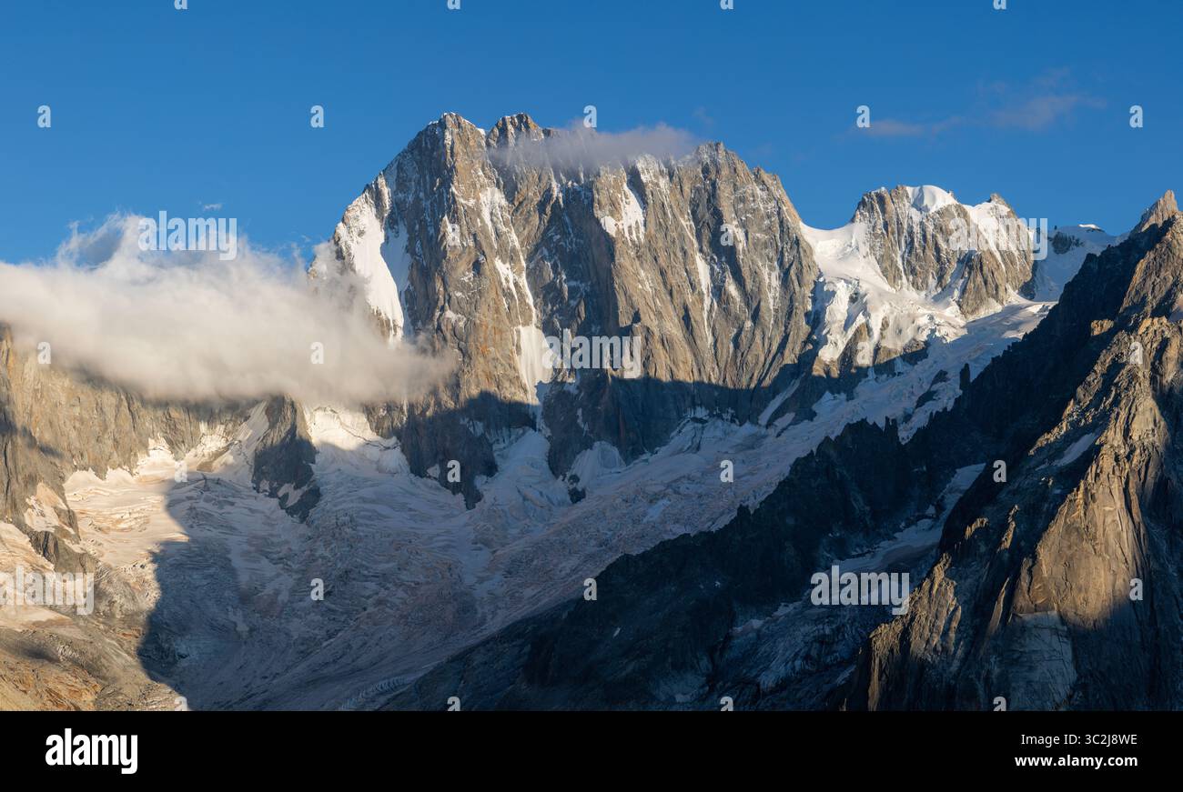 Der Grand Jorasses ist im Abendlicht am Höhepunkt. Stockfoto