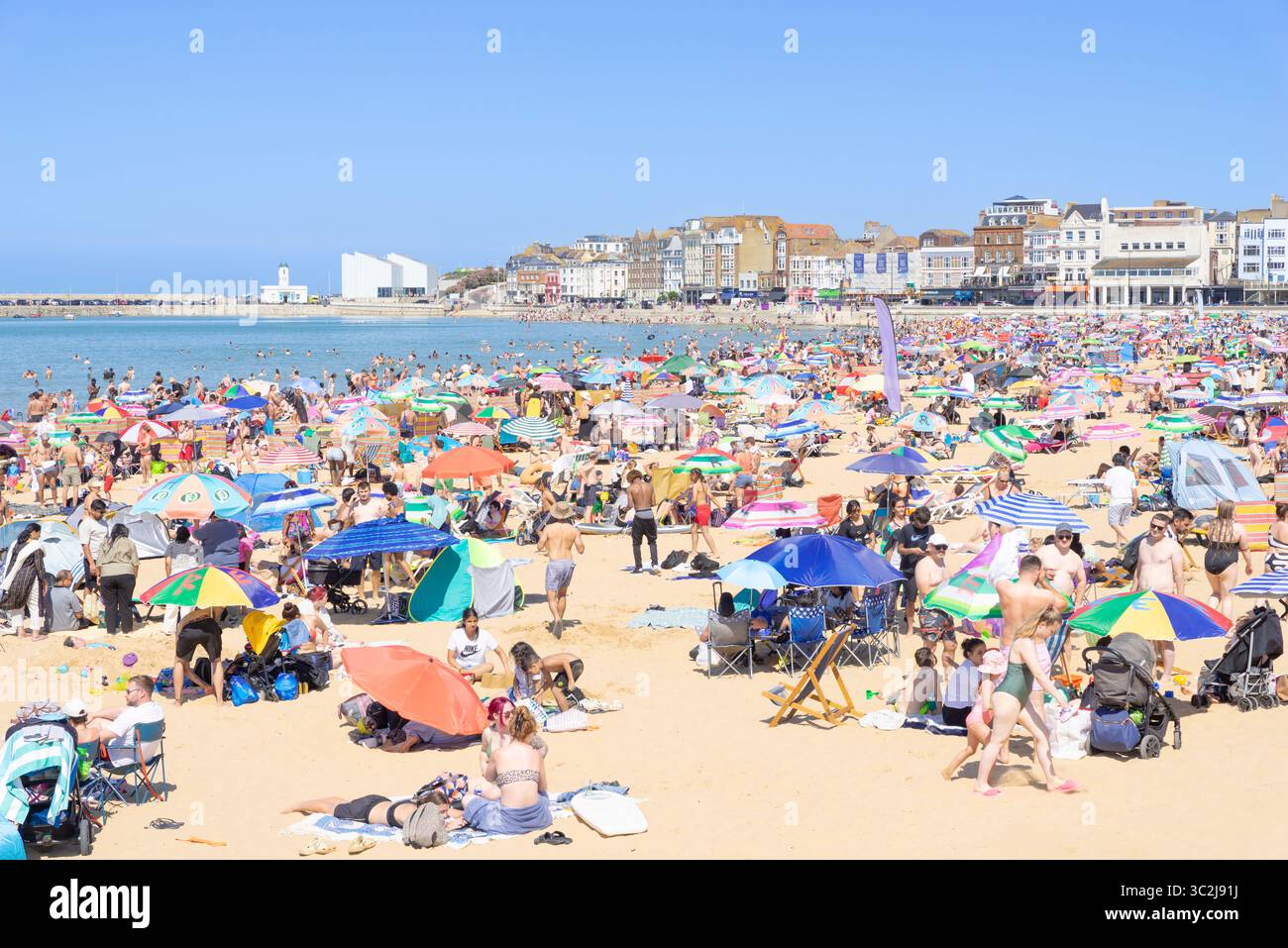 Margate Beach Kent an einem geschäftigen sonnigen Nachmittag The Beach UK Margate Kent England UK GB Europa Stockfoto