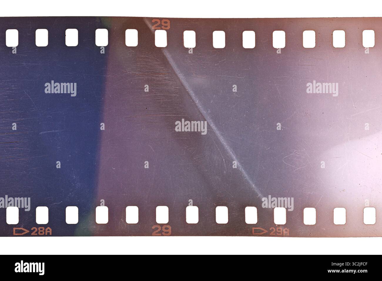 Staubige und schmutzige 35-mm-Filmtextur oder -Oberfläche. Perforierter, zerkratzter Kamerafilm isoliert auf weißem Hintergrund. Stockfoto