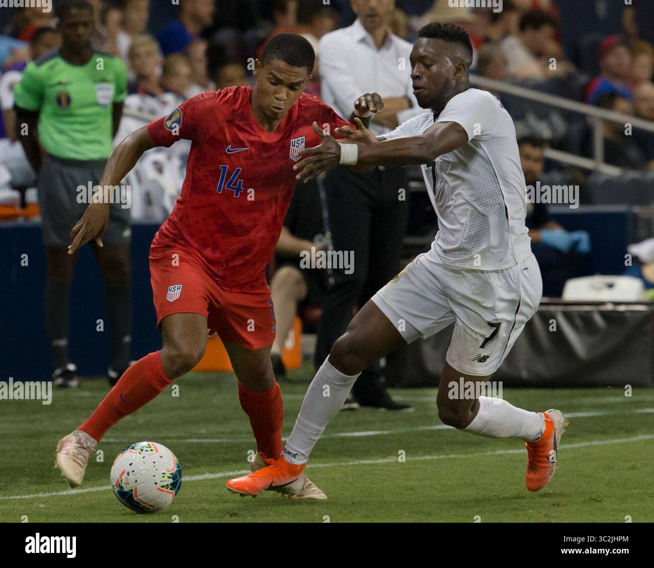 25. Juni 2019 – Kansas City, Kansas, USA – US-amerikanischer Mittelfeldspieler Tyler Adams #14 (l) und Panama-Mittelfeldspieler Jose Rodriguez #7 (r) kämpfen in der zweiten Spielhälfte an der Seitenlinie. (Bild: © Serena S.Y. Hsu/ZUMA Wire) Stockfoto