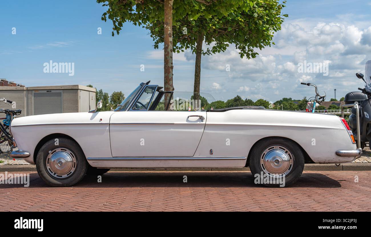 Lelystad, Niederlande, 15.06.2025, klassischer französischer Familienwagen Peugeot 404 Cabrio ab 1966 beim National Oldtimer Day Stockfoto