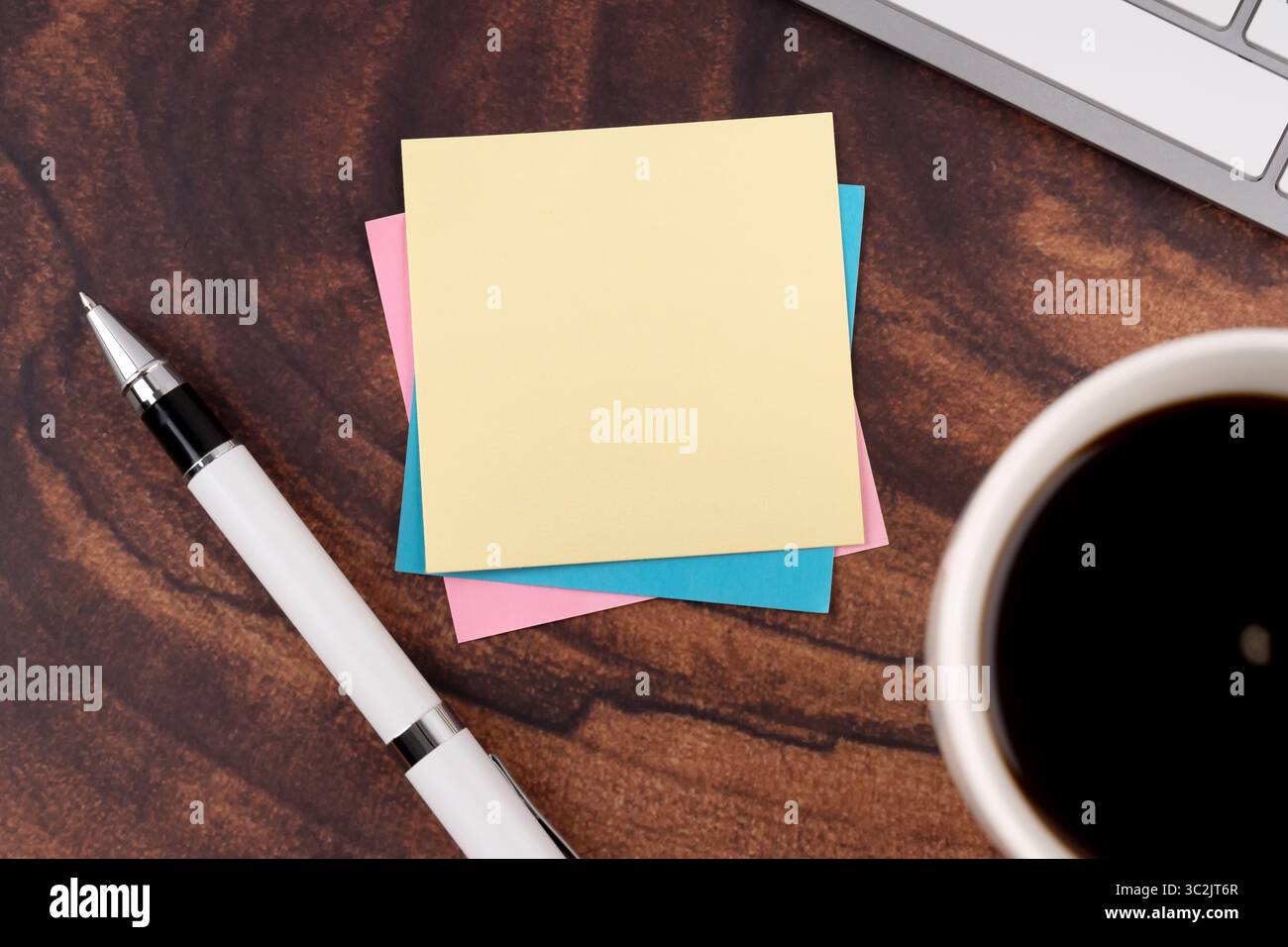 Draufsicht eines leeren Haftnotizes mit einer Tasse Kaffee Stockfoto