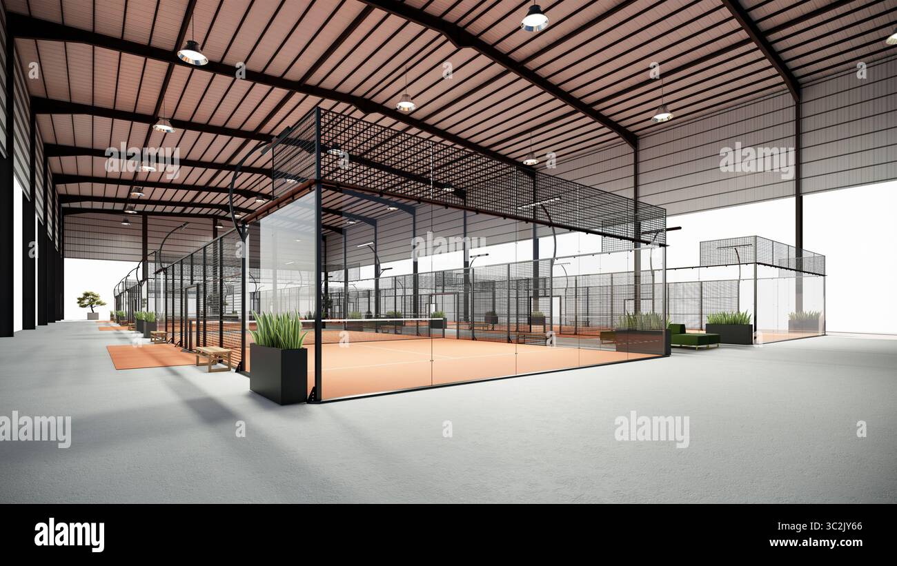 Eckansicht des leeren Padel Paddle Tennis Terrakotta Farbplatzes mit Glasstruktur Stockfoto