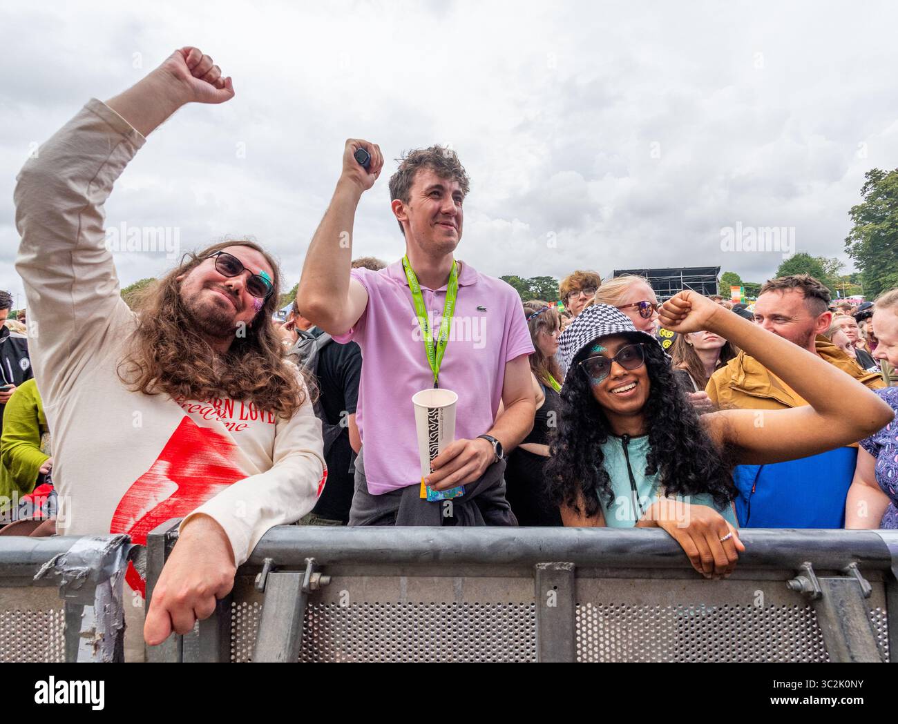 Festivalfans, die die Musik beim Pracht Music Festival genießen, befinden sich auf dem historischen Gelände der Wollaton Hall am Rande von Nottingham. Stockfoto