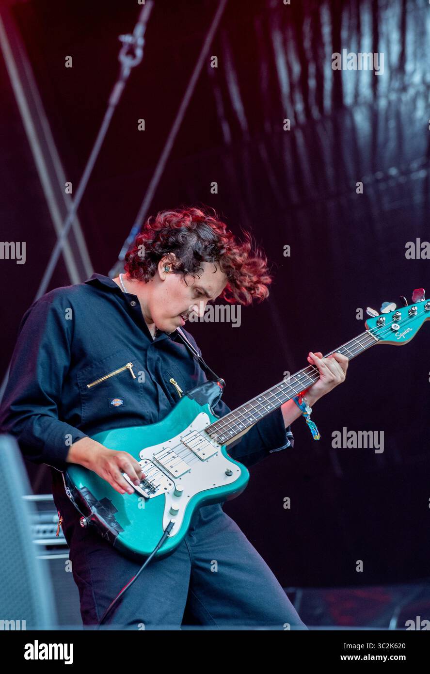 Nathan Snook am Bass der Rockband Archy und der Astronauten, die live auf der Bühne des Pracht Festivals 2025 in Nottingham auftreten. Stockfoto