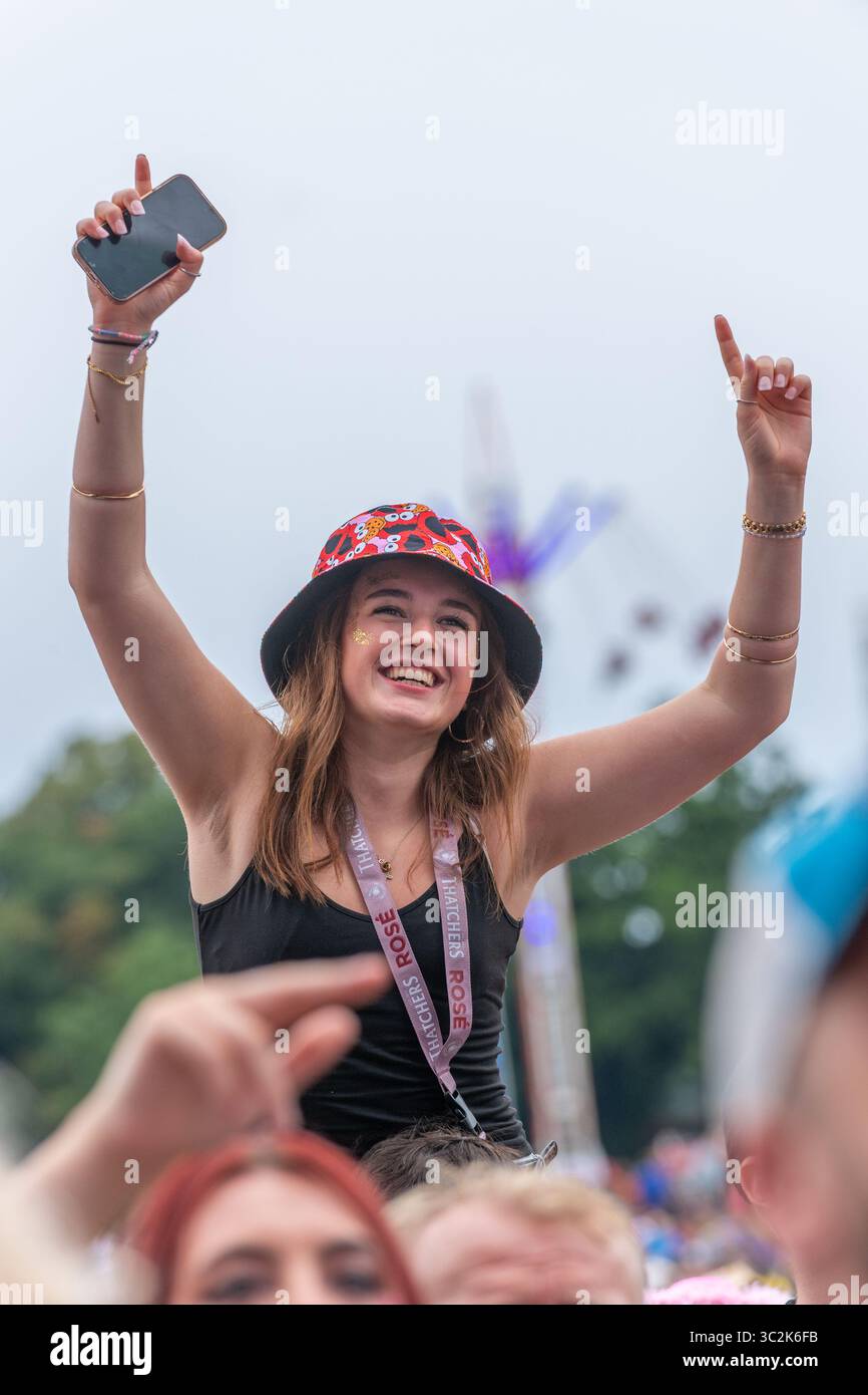Festivalfans, die die Musik beim Pracht Music Festival genießen, befinden sich auf dem historischen Gelände der Wollaton Hall am Rande von Nottingham. Stockfoto