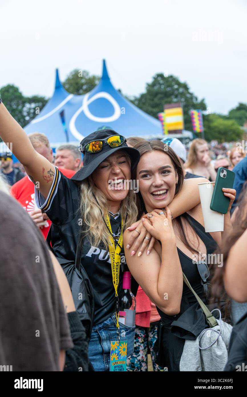 Festivalfans, die die Musik beim Pracht Music Festival genießen, befinden sich auf dem historischen Gelände der Wollaton Hall am Rande von Nottingham. Stockfoto