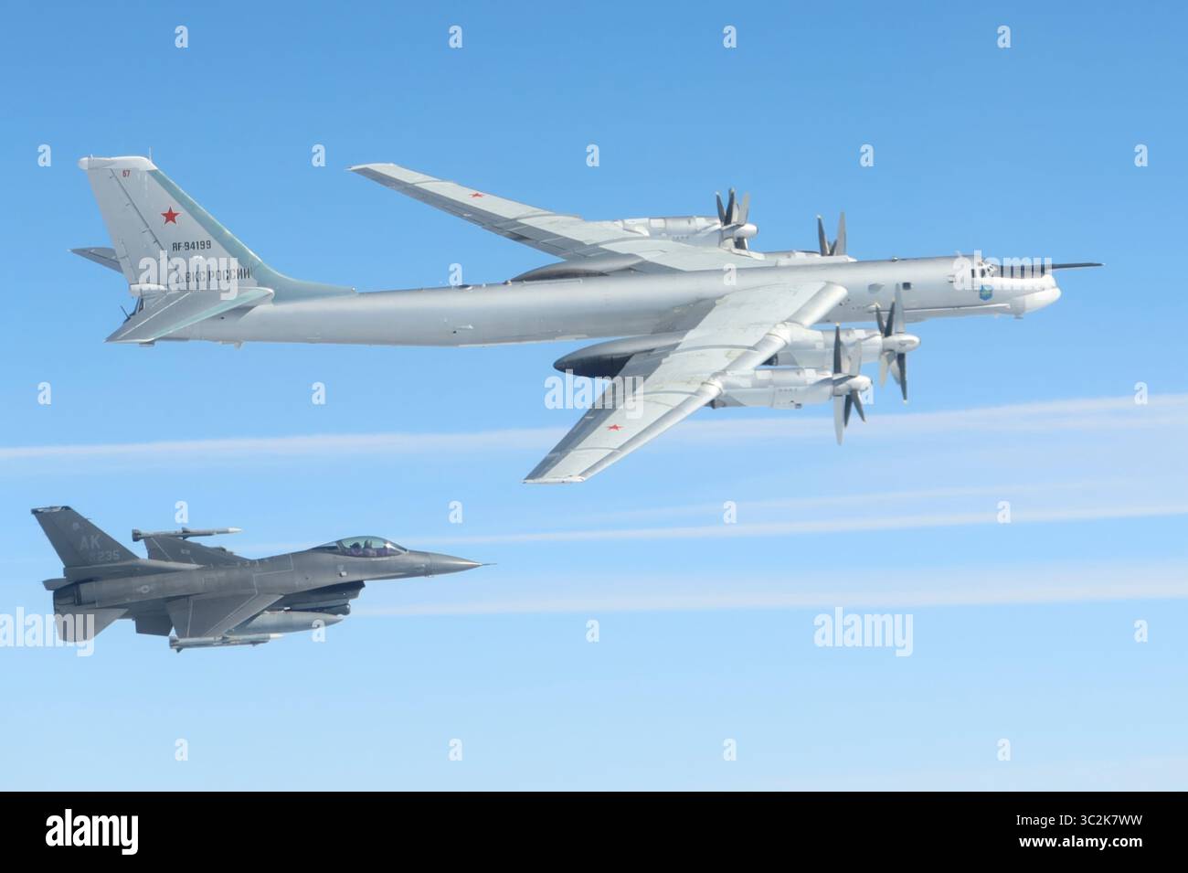Das North American Aerospace Defense Command (NORAD) F-16 Fighting Falcon Kampfflugzeug identifizierte und fing ein russisches Tu-95 Militärflugzeug über der Beringsee am 22. Juli 2025 ab. NORAD nutzt ein mehrschichtiges Verteidigungsnetzwerk aus Satelliten, Boden- und luftgestützten Radargeräten und Kampfflugzeugen, um Flugzeuge zu erkennen und zu verfolgen und geeignete Maßnahmen zu informieren. NORAD ist nach wie vor bereit, eine Reihe von Antwortmöglichkeiten zur Verteidigung Nordamerikas und zur Begegnung mit Präsenz einzusetzen. (Foto des US-Verteidigungsministeriums) Stockfoto