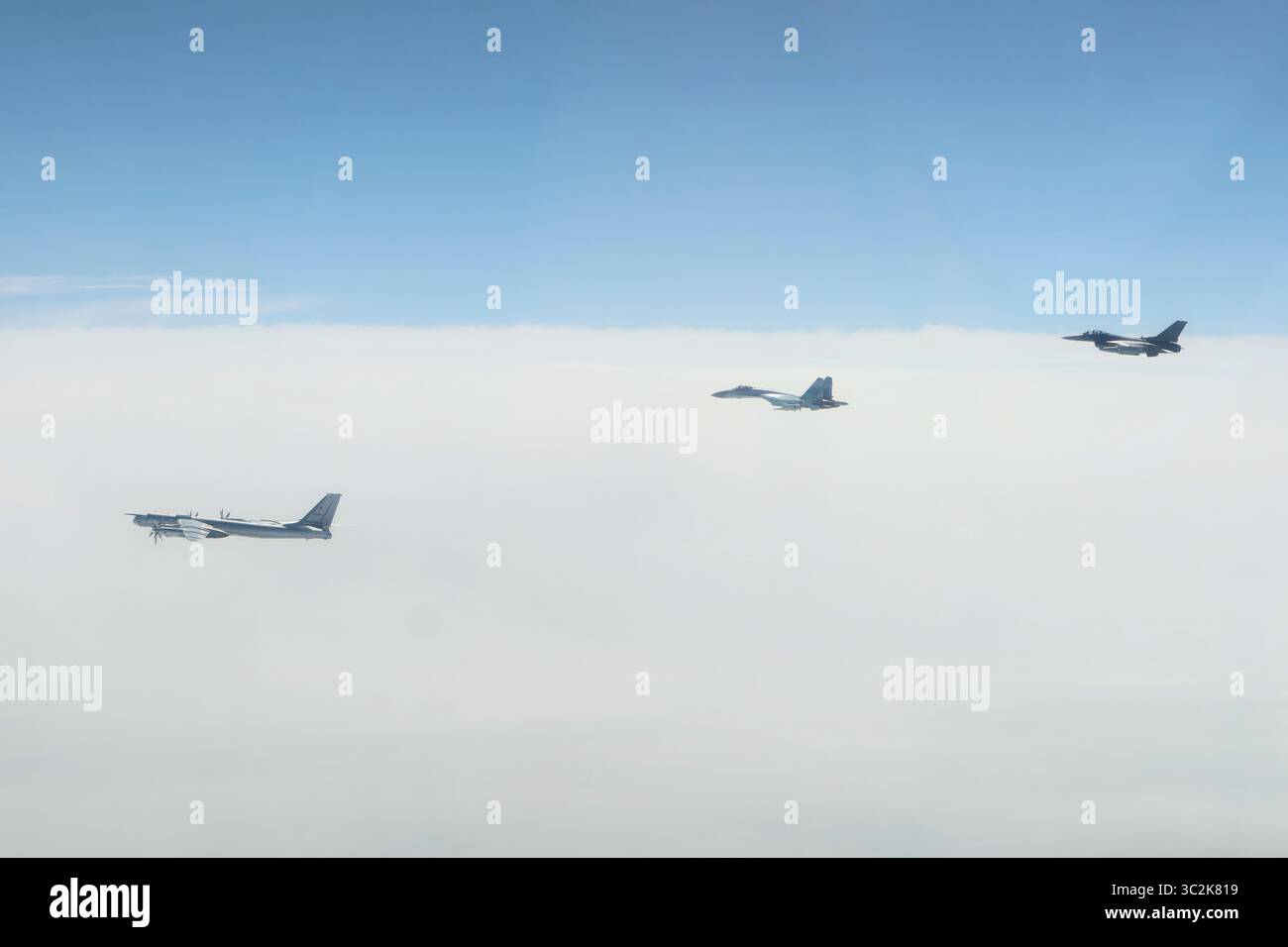 Das North American Aerospace Defense Command (NORAD) F-16 Fighting Falcon Kampfflugzeug identifizierte und fing russische Tu-95 und Su-35 Militärflugzeuge über der Beringsee am 22. Juli 2025 ab. NORAD nutzt ein mehrschichtiges Verteidigungsnetzwerk aus Satelliten, Boden- und luftgestützten Radargeräten und Kampfflugzeugen, um Flugzeuge zu erkennen und zu verfolgen und geeignete Maßnahmen zu informieren. NORAD ist nach wie vor bereit, eine Reihe von Antwortmöglichkeiten zur Verteidigung Nordamerikas und zur Begegnung mit Präsenz einzusetzen. (Foto des US-Verteidigungsministeriums) Stockfoto