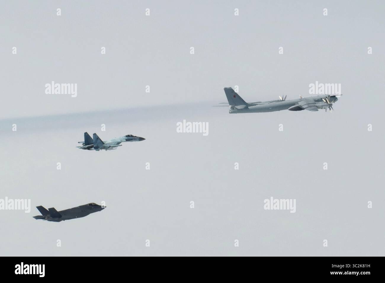 Das North American Aerospace Defense Command (NORAD) F-35 Lightning II identifizierte und fing russische Tu-95 und Su-35 Militärflugzeuge über der Beringsee am 22. Juli 2025 ab. NORAD nutzt ein mehrschichtiges Verteidigungsnetzwerk aus Satelliten, Boden- und luftgestützten Radargeräten und Kampfflugzeugen, um Flugzeuge zu erkennen und zu verfolgen und geeignete Maßnahmen zu informieren. NORAD ist nach wie vor bereit, eine Reihe von Antwortmöglichkeiten zur Verteidigung Nordamerikas und zur Begegnung mit Präsenz einzusetzen. (Foto des US-Verteidigungsministeriums) Stockfoto