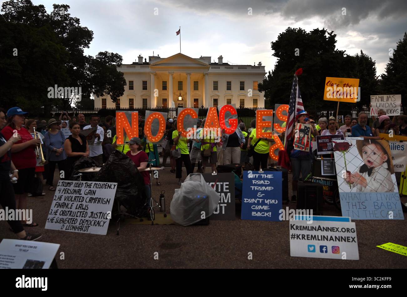 2. Juli 2019 – Washington, DC, USA – am 2. Juli 2019 finden Proteste im Weißen Haus in Washington DC und anderen Städten der USA statt, um gegen die Bedingungen in Gefangenenlagern für Migranten zu protestieren, insbesondere in Bezug auf Kinder. Die Kundgebungen wurden von lokalen Aktivisten organisiert. (Bild: © Carol Guzy/ZUMA Wire) Stockfoto