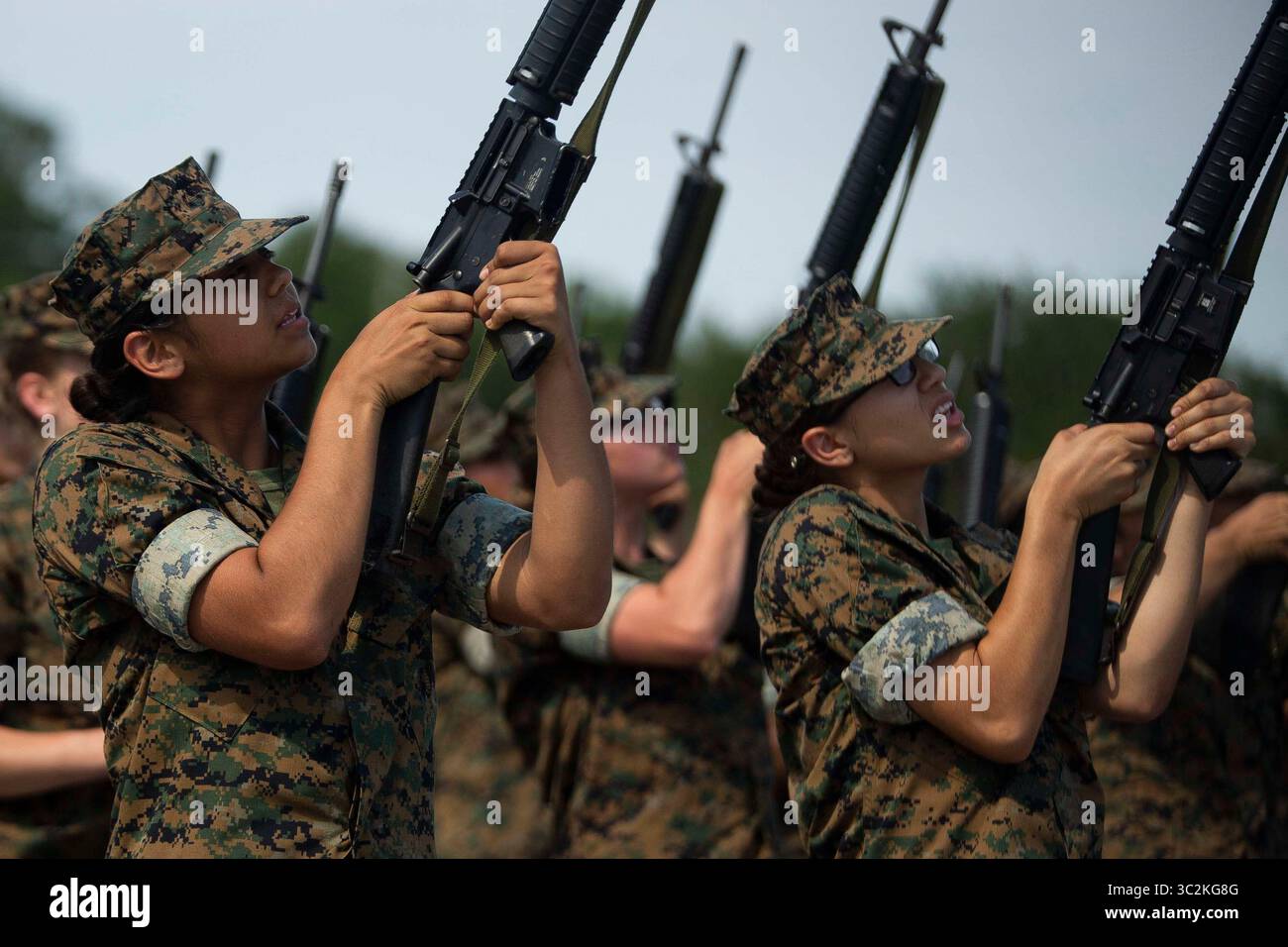 27. Juni 2019 - Parris Island, South Carolina, USA - Rekruten bei der Oscar Company, Platoon 4033 führen Inspektionswaffen während des Trainings für Initial Drill auf dem 4. Bataillon Parade Deck auf dem Marine Corps Recruit Depot Parris Island, South Carolina am 27. Juni 2019 durch. Die Aufgliederung "Auftrag schließen" soll Disziplin und Zusammenhalt der Einheiten fördern. (Kreditbild: © U.S. Marines/ZUMA Wire/ZUMAPRESS.com) Stockfoto