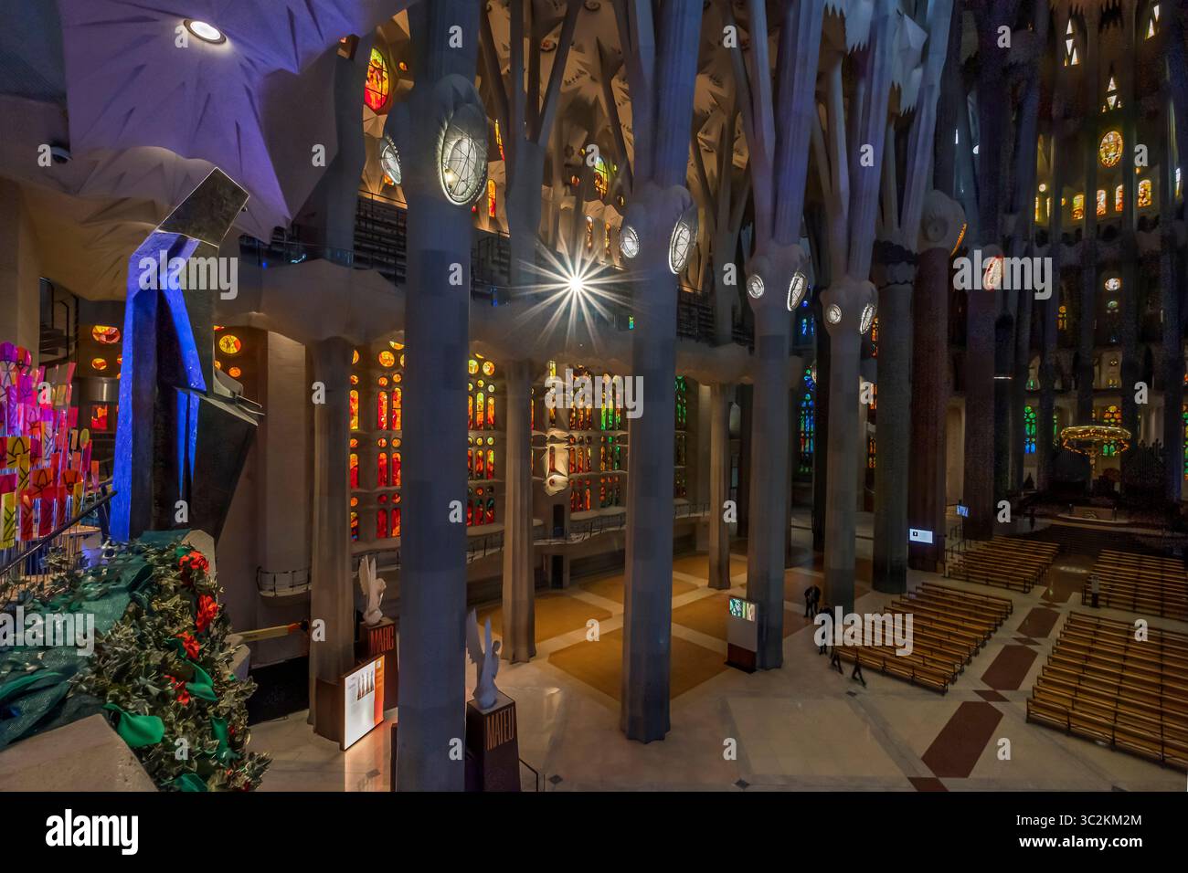 Das Innere der Sagrada Familia mit Buntglas und baumähnlichen Säulen. Katalanische Moderne, Architektonisches Meisterwerk, Barcelona Wahrzeichen, Religiös Stockfoto