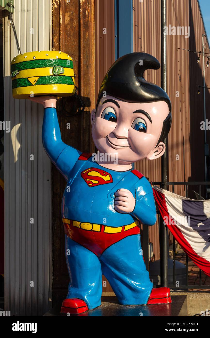 Metropolis, Illinois, USA - 24. Juni 2025: Bob's Big Boy-Statue im Superman-Stil in der Innenstadt von Metropolis, Illinois. Stockfoto