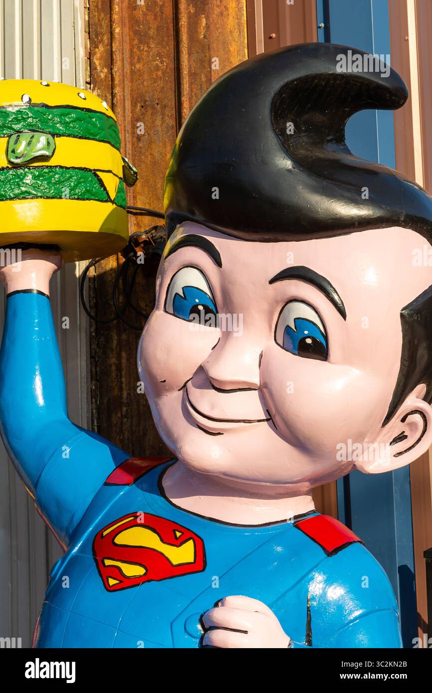 Metropolis, Illinois, USA - 24. Juni 2025: Bob's Big Boy-Statue im Superman-Stil in der Innenstadt von Metropolis, Illinois. Stockfoto