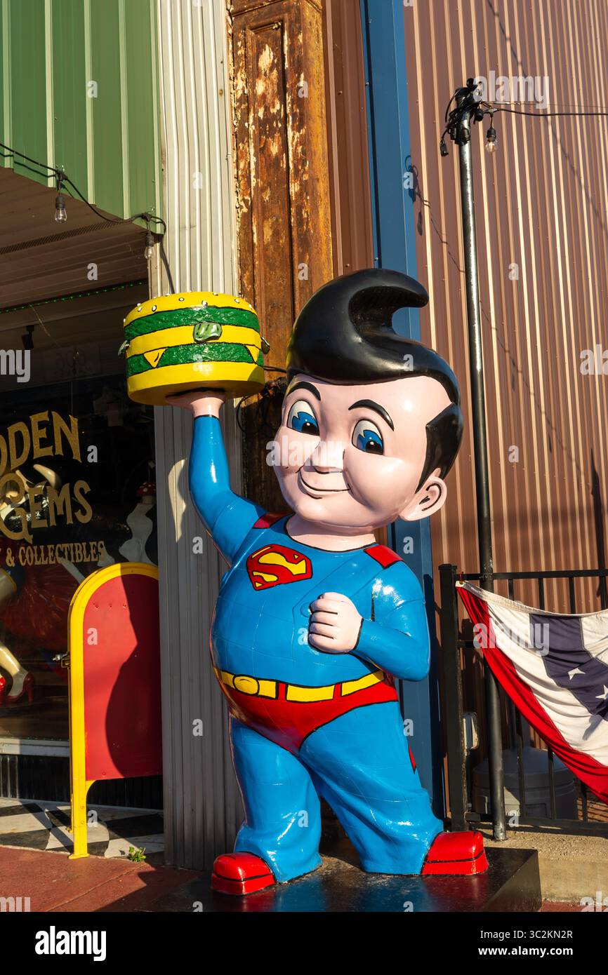 Metropolis, Illinois, USA - 24. Juni 2025: Bob's Big Boy-Statue im Superman-Stil in der Innenstadt von Metropolis, Illinois. Stockfoto