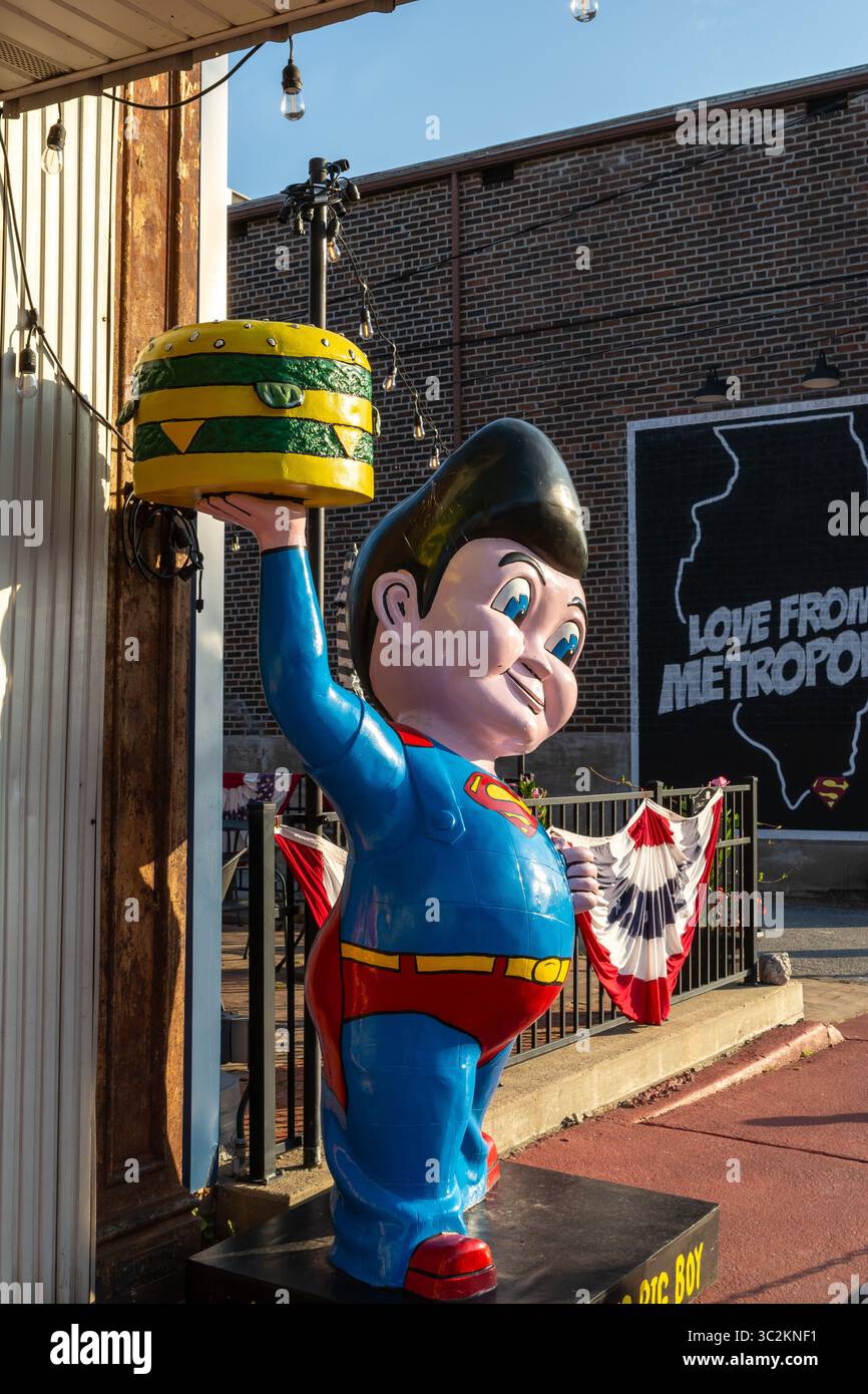 Metropolis, Illinois, USA - 24. Juni 2025: Bob's Big Boy-Statue im Superman-Stil in der Innenstadt von Metropolis, Illinois. Stockfoto