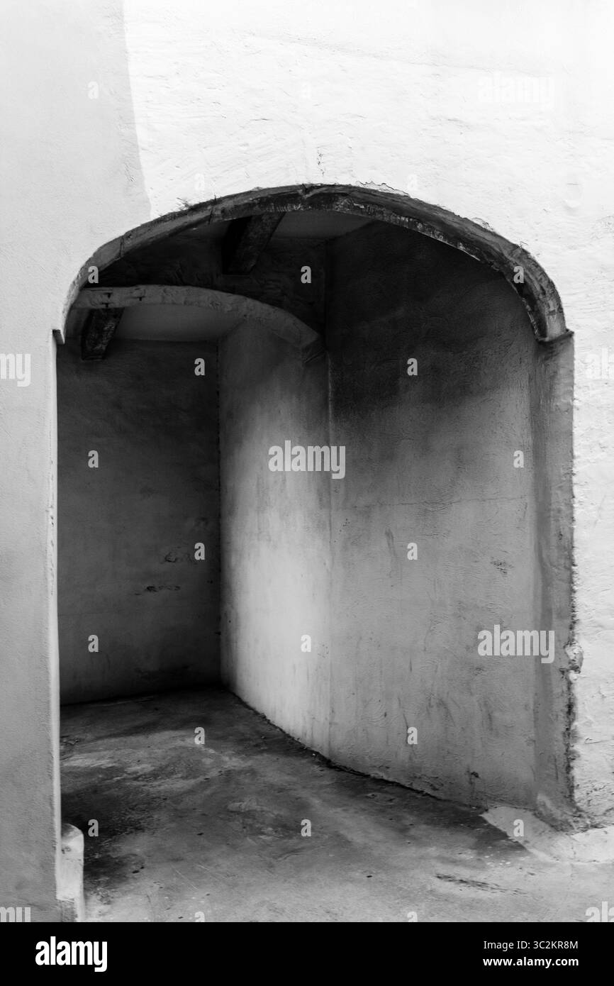 Einfarbiges architektonisches Merkmal eines rustikalen Innenwandbogens Stockfoto
