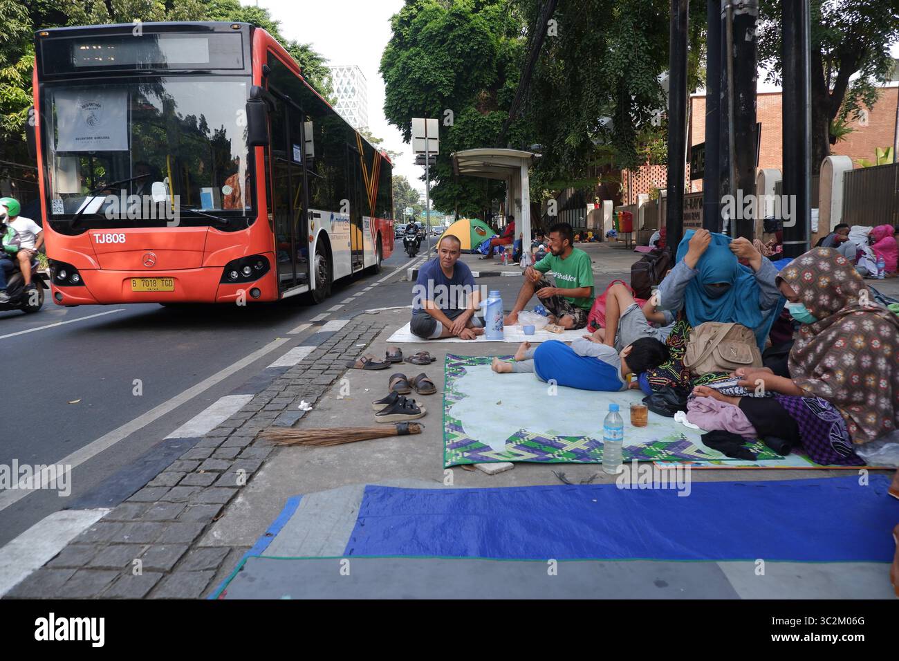 6. Juli 2019 - Jakarta, DKI Jakarta, Indonesien - Flüchtlinge aus Afghanistan, Sudan und somalia suchen auf einem Seitenweg vor dem Hohen Flüchtlingskommissar der Vereinten Nationen Zuflucht. Das UNHCR berichtete, dass im vergangenen Jahr mehr als 71 Millionen Menschen aus Syrien, Afghanistan, Südsudan, Myanmar und Somalia gezwungen wurden, ihre Häuser zu verlassen, um dem Krieg zu entkommen. Mehr als 15.000 Asylbewerber und Flüchtlinge sind in Indonesien gestrandet, die höchste Zahl seit der Gründung des UNHCR vor fast 70 Jahren. (Credit Image: © Agung Fatma Putra/SOPA Images via ZUMA Wire) Stockfoto