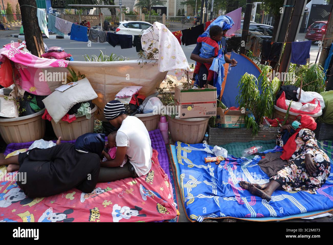 6. Juli 2019 - Jakarta, DKI Jakarta, Indonesien - Flüchtlinge aus Afghanistan, Sudan und somalia suchen auf einem Seitenweg vor dem Hohen Flüchtlingskommissar der Vereinten Nationen Zuflucht. Das UNHCR berichtete, dass im vergangenen Jahr mehr als 71 Millionen Menschen aus Syrien, Afghanistan, Südsudan, Myanmar und Somalia gezwungen wurden, ihre Häuser zu verlassen, um dem Krieg zu entkommen. Mehr als 15.000 Asylbewerber und Flüchtlinge sind in Indonesien gestrandet, die höchste Zahl seit der Gründung des UNHCR vor fast 70 Jahren. (Credit Image: © Agung Fatma Putra/SOPA Images via ZUMA Wire) Stockfoto