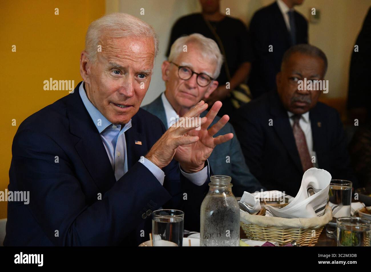 7. Juli 2019 – Charleston, SC, USA – der ehemalige Vizepräsident Joe Biden spricht kurz während eines Mittagessens mit lokalen Beamten, während Joe Riley, der ehemalige Bürgermeister von Charleston, rechts, am 7. Juli 2019 in Charleston, South Carolina, auf The Butcher and Bee blickt. (Bild: © Richard Ellis/ZUMA Wire) Stockfoto