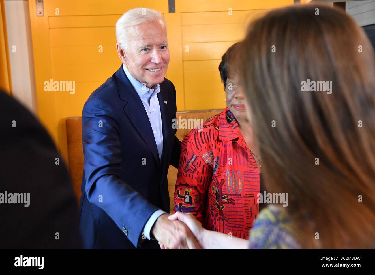 7. Juli 2019 – Charleston, SC, USA – der hoffnungsvolle ehemalige Vizepräsident der Demokratischen Partei Joe Biden begrüßt lokale Beamte vor einem Mittagessen im The Butcher and Bee am 7. Juli 2019 in Charleston, South Carolina. Riley, seit 42 Jahren Bürgermeister der Stadt, hat den ehemaligen Vizepräsidenten unterstützt. (Bild: © Richard Ellis/ZUMA Wire) Stockfoto