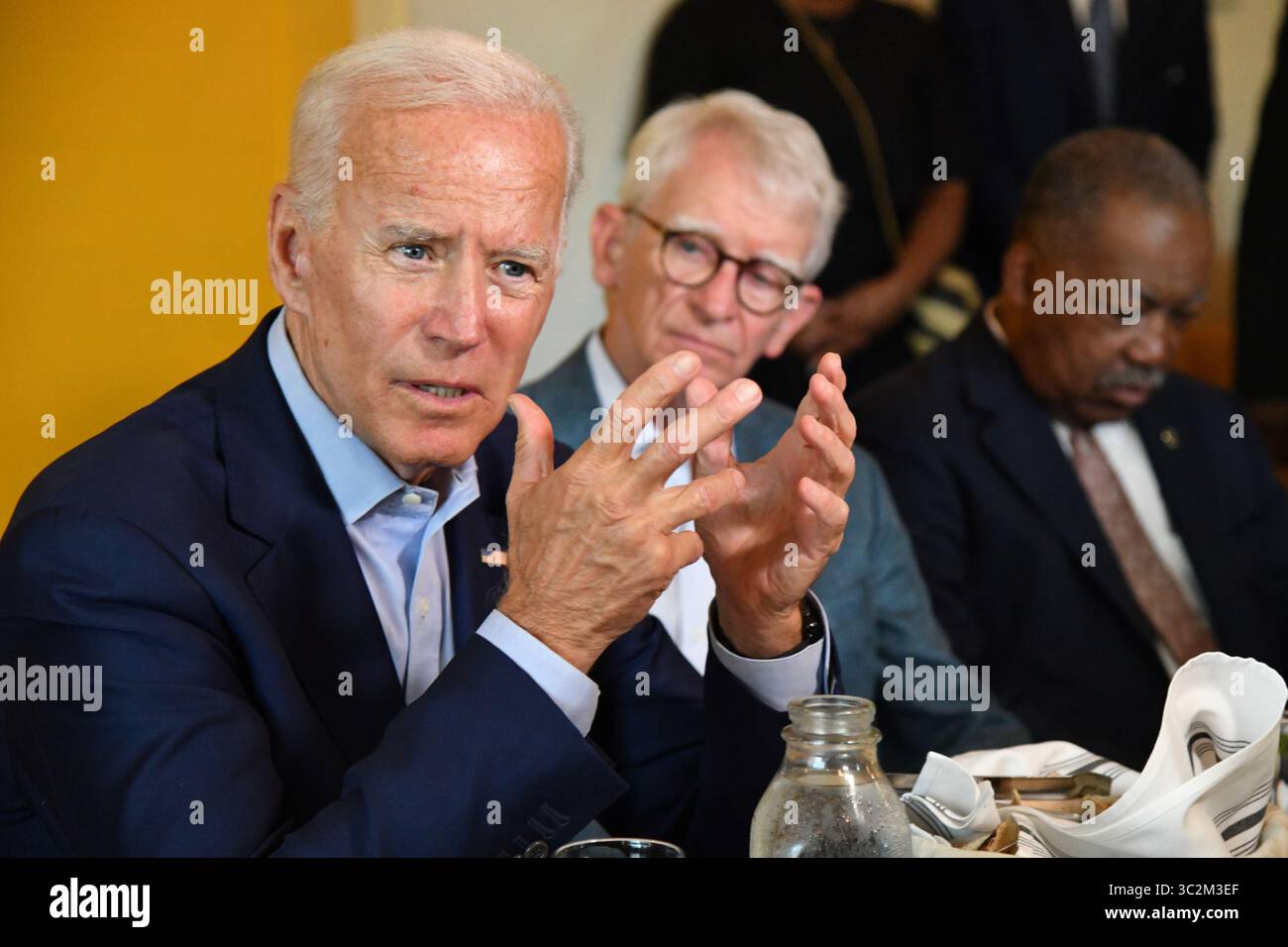 7. Juli 2019 – Charleston, SC, USA – der ehemalige Vizepräsident Joe Biden spricht kurz während eines Mittagessens mit lokalen Beamten, während Joe Riley, der ehemalige Bürgermeister von Charleston, rechts, am 7. Juli 2019 in Charleston, South Carolina, auf The Butcher and Bee blickt. (Bild: © Richard Ellis/ZUMA Wire) Stockfoto