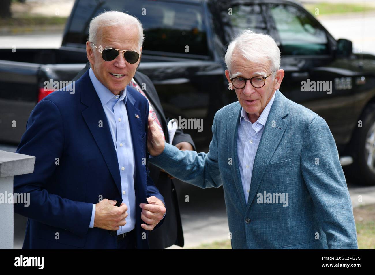 7. Juli 2019: Charleston, SC, Vereinigte Staaten - der hoffnungsvolle ehemalige Vizepräsident Joe Biden, wird vom ehemaligen Bürgermeister von Charleston, Joe Riley, zu einem Mittagessen im The Butcher and Bee, am 7. Juli 2019 in Charleston, South Carolina, begrüßt. Riley, seit 42 Jahren Bürgermeister der Stadt, hat den ehemaligen Vizepräsidenten unterstützt. (Bild: © Richard Ellis/ZUMA Wire) Stockfoto