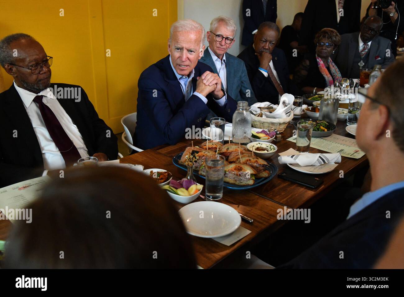 7. Juli 2019 – Charleston, SC, USA – der ehemalige Vizepräsident Joe Biden spricht kurz während eines Mittagessens mit lokalen Beamten, während Joe Riley, der ehemalige Bürgermeister von Charleston, rechts, am 7. Juli 2019 in Charleston, South Carolina, auf The Butcher and Bee blickt. (Bild: © Richard Ellis/ZUMA Wire) Stockfoto