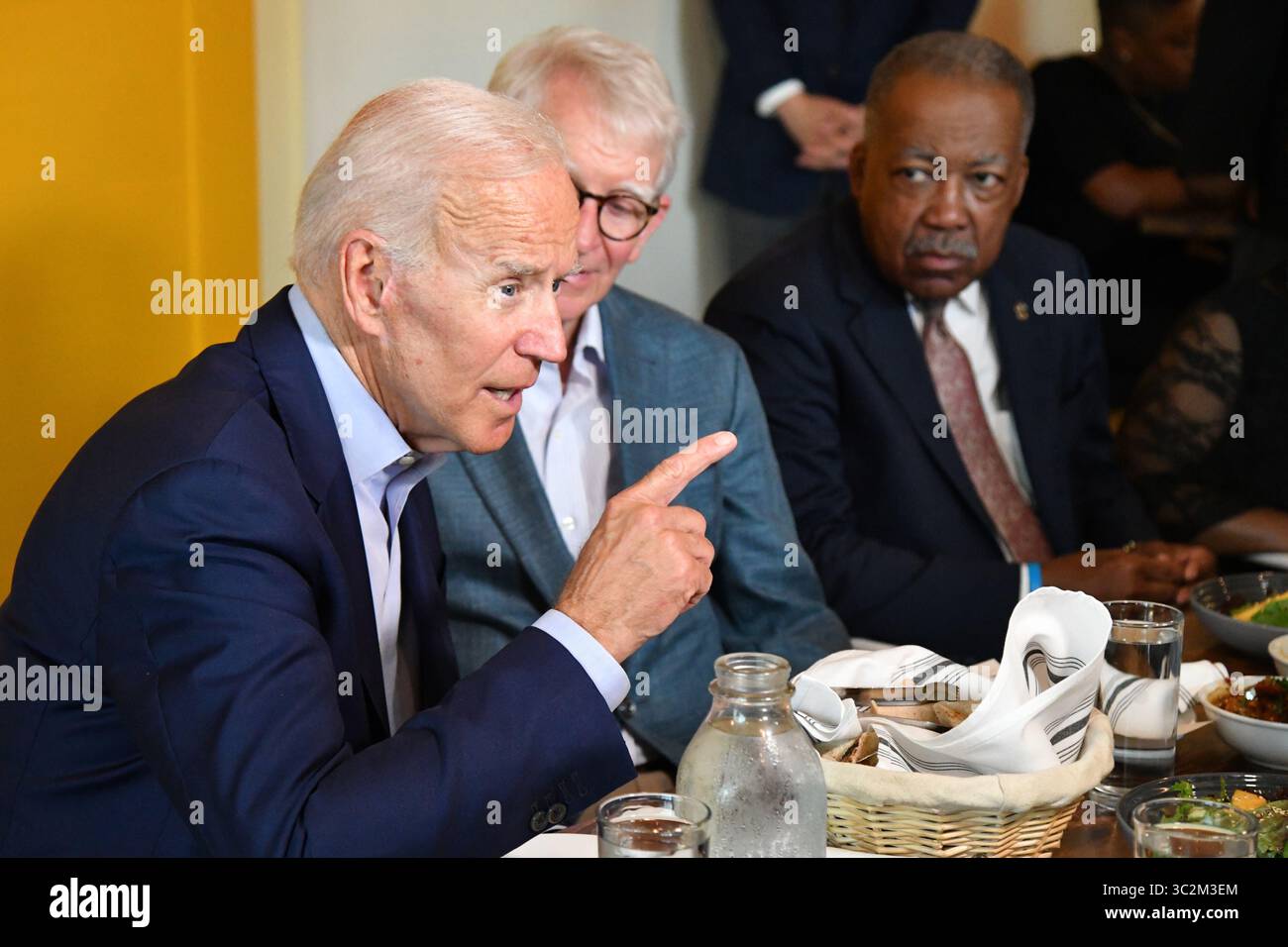 7. Juli 2019 – Charleston, SC, USA – der ehemalige Vizepräsident Joe Biden spricht kurz während eines Mittagessens mit lokalen Beamten, während Joe Riley, der ehemalige Bürgermeister von Charleston, rechts, am 7. Juli 2019 in Charleston, South Carolina, auf The Butcher and Bee blickt. (Bild: © Richard Ellis/ZUMA Wire) Stockfoto