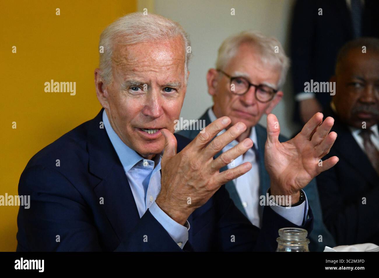7. Juli 2019 – Charleston, SC, USA – der ehemalige Vizepräsident Joe Biden spricht kurz während eines Mittagessens mit lokalen Beamten, während Joe Riley, der ehemalige Bürgermeister von Charleston, rechts, am 7. Juli 2019 in Charleston, South Carolina, auf The Butcher and Bee blickt. (Bild: © Richard Ellis/ZUMA Wire) Stockfoto