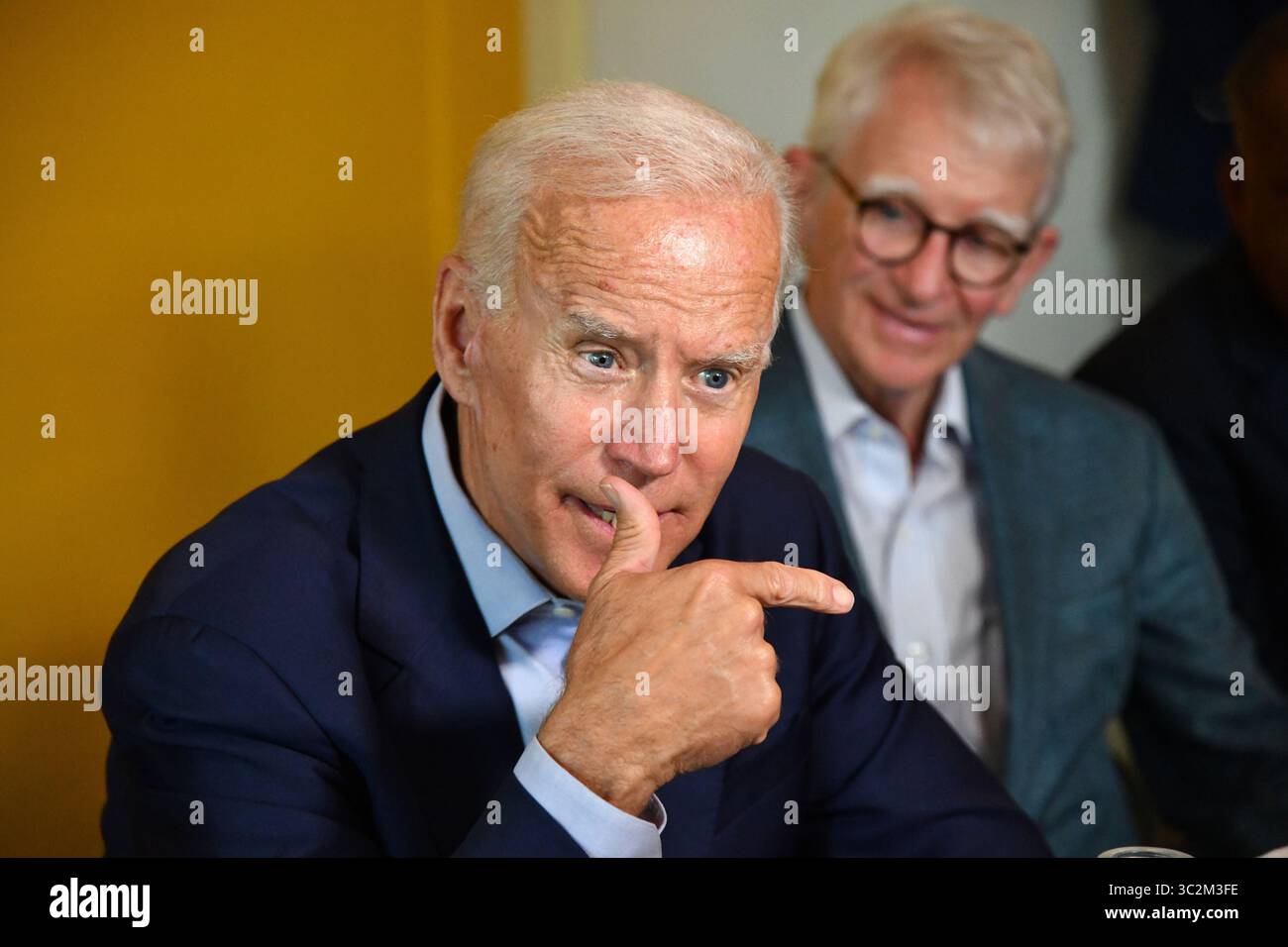 7. Juli 2019 – Charleston, SC, USA – der ehemalige Vizepräsident Joe Biden spricht kurz während eines Mittagessens mit lokalen Beamten, während Joe Riley, der ehemalige Bürgermeister von Charleston, rechts, am 7. Juli 2019 in Charleston, South Carolina, auf The Butcher and Bee blickt. (Bild: © Richard Ellis/ZUMA Wire) Stockfoto