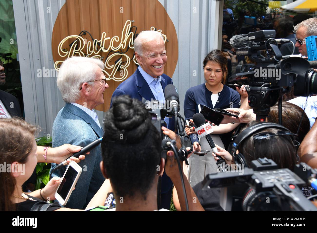 7. Juli 2019 – Charleston, SC, USA – der hoffnungsvolle ehemalige Vizepräsident Joe Biden, Center, lächelt während eines Pressegesprächs mit dem ehemaligen Bürgermeister von Charleston Joe Riley, bevor er am 7. Juli 2019 in Charleston, South Carolina zu einem Mittagessen mit lokalen Beamten im The Butcher and Bee kam. Riley, seit 42 Jahren Bürgermeister der Stadt, hat den ehemaligen Vizepräsidenten unterstützt. (Bild: © Richard Ellis/ZUMA Wire) Stockfoto