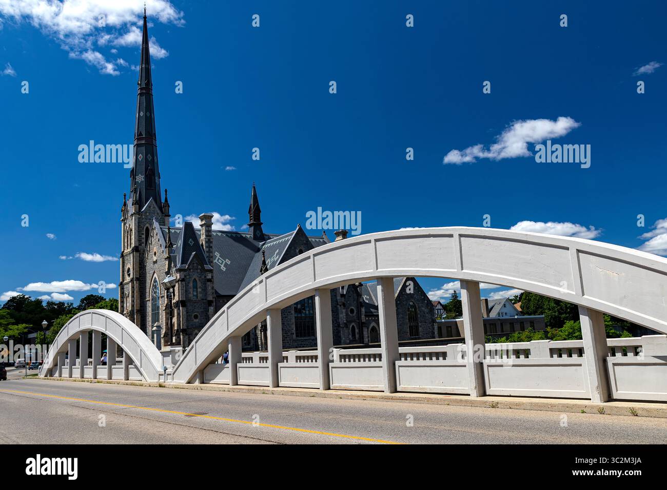 Die Cambridge Main Street Bridge ist eine Bogenbrücke aus Beton in Cambridge, Ontario. Stockfoto