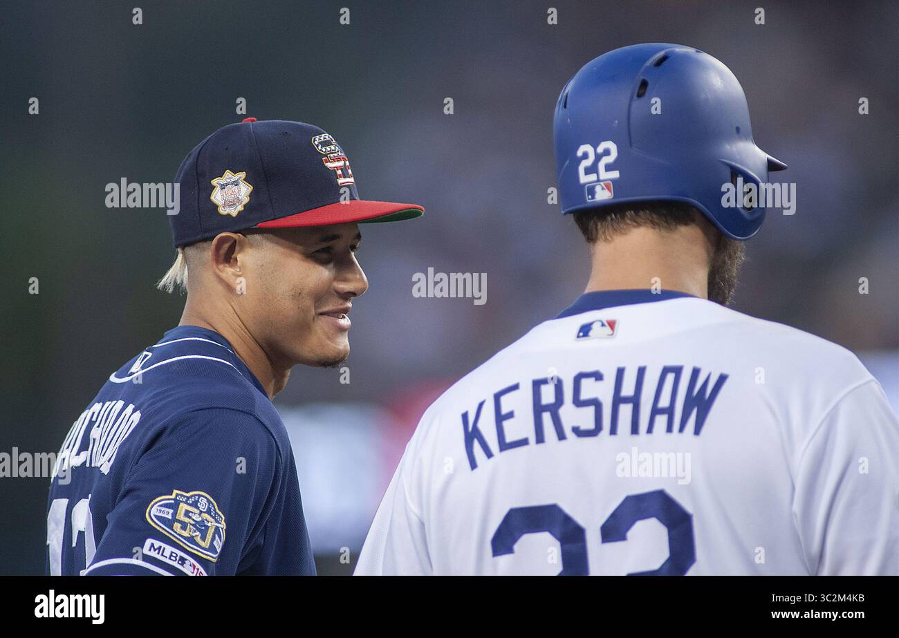 5. Juli 2019 – Los Angeles, Kalifornien, Vereinigte Staaten von Amerika – Manny Machado #13 der San Diego Padres plaudert mit Clayton Kershaw #22 der Los Angeles Dodgers während ihres MLB-Saisonspiels am Freitag, 5. Juli 2019 im Dodger Stadium in Los Angeles, Kalifornien. Dodgers verlieren gegen Padres, 3:2. JAVIER ROJAS/PI (Bild: © Prensa Internacional Via ZUMA Wire) Stockfoto