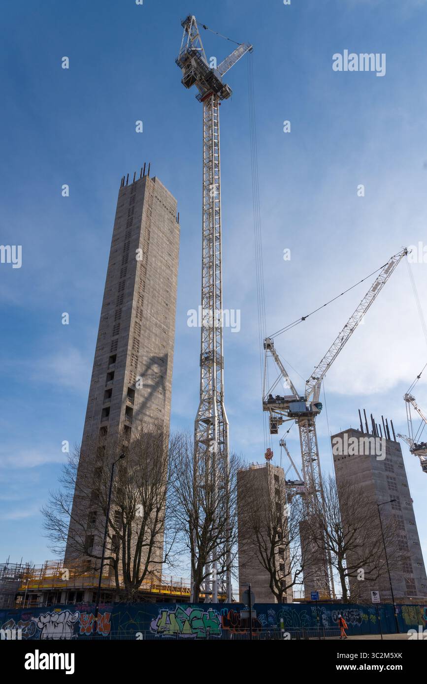 Zahlreiche Kräne waren am Bau neuer Hochhäuser in Bordesley in der Nähe des Stadtzentrums von Birmingham beteiligt Stockfoto